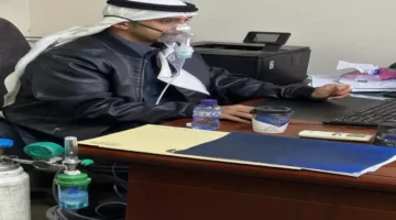 رفض موظف بجامعة حائل الإجازة المرضية واستمر في العمل مستخدمًا جهاز الأكسجين مما أثار جدلاً حول ظروف العمل والصحة المهنية 1